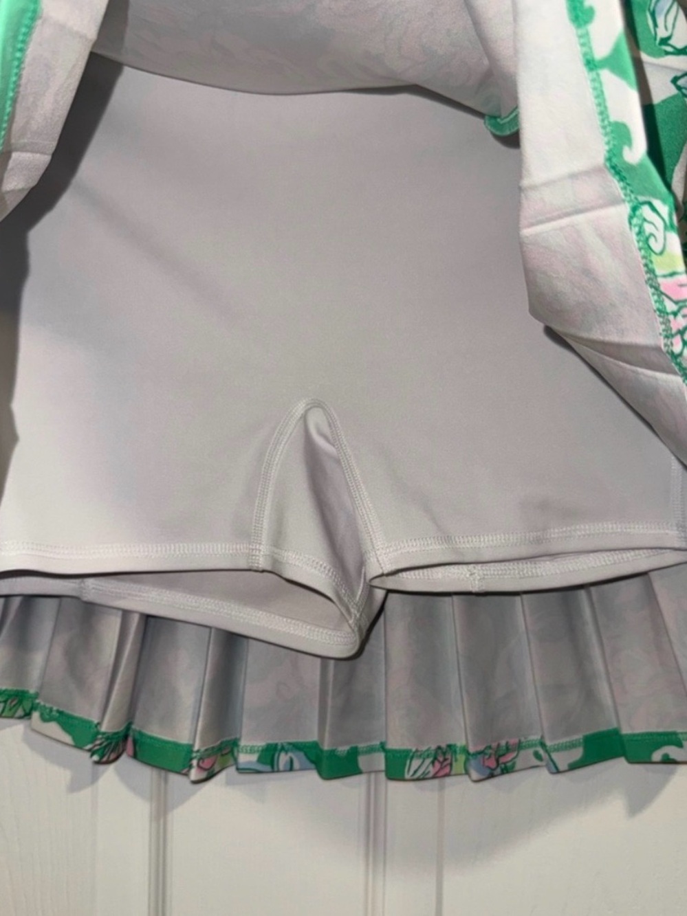 💕GUC Lilly Pulitzer Green Floral Circle Skort with Pink & White Blooms - Picture 3 of 3